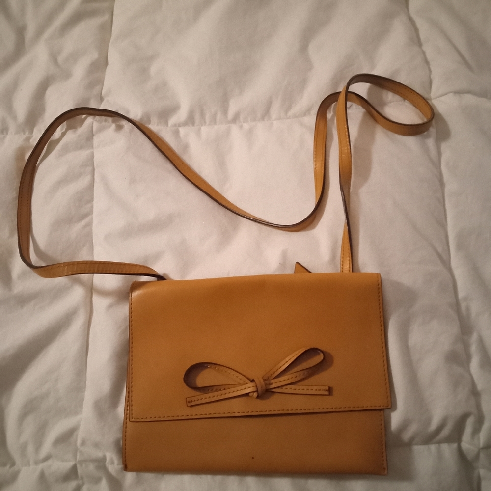 🍄3/$20 sale!!! Small mustard yellow purse with bow
